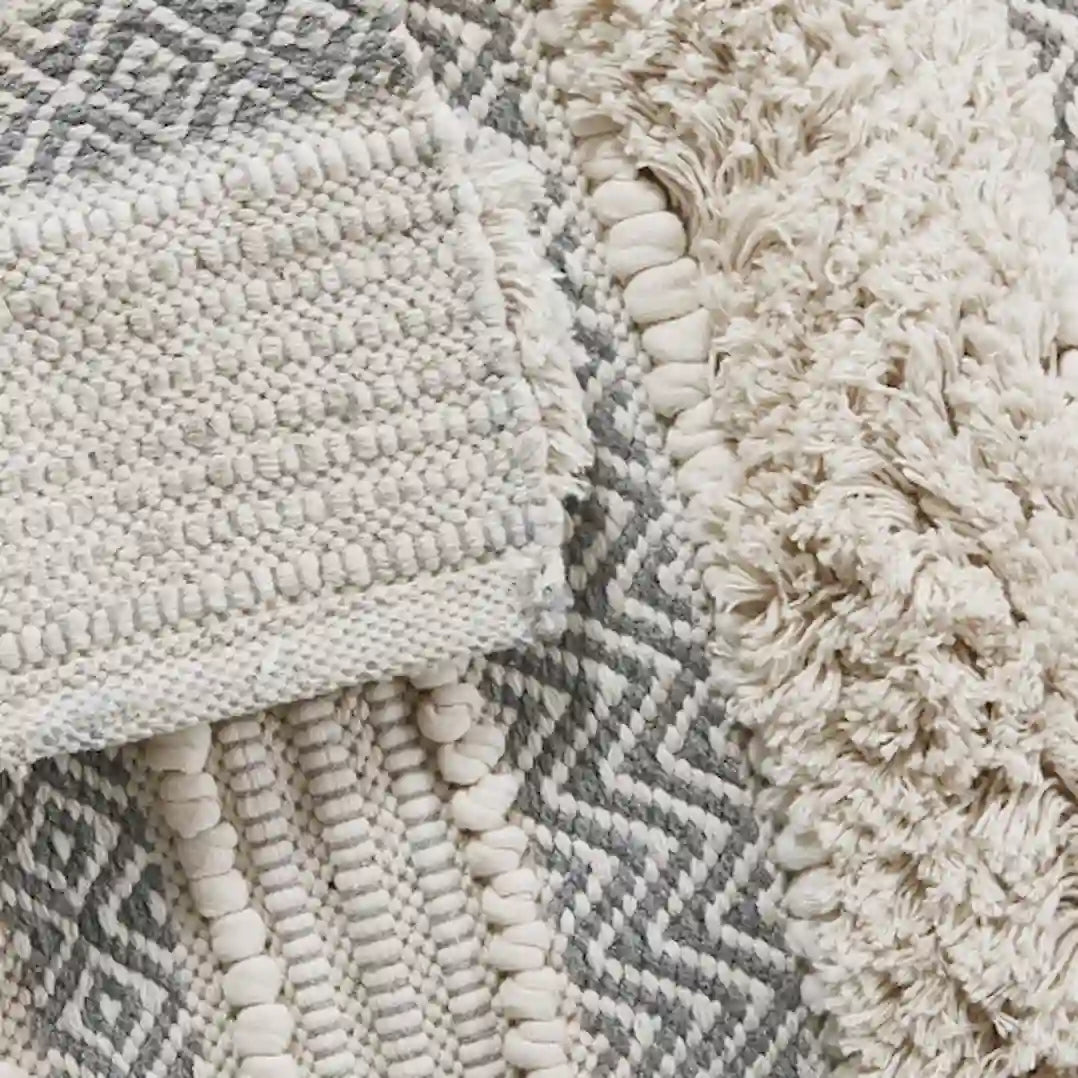 Simplix grey bath rug in modern bathroom décor